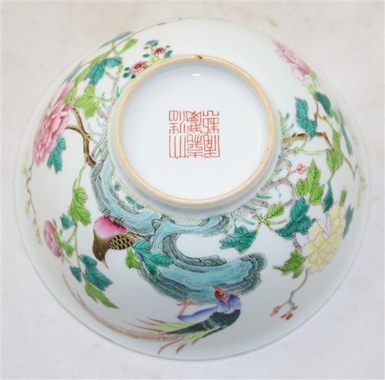 A Chinese famille rose bowl, 15.2cm